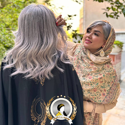 استاد هدیه صفائیان در کنار مشتری که موهاشون جو گندمی نقره ای کردن