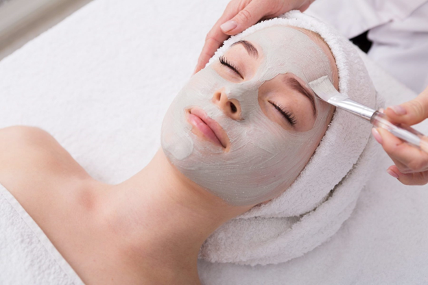 انجام فیشیال صورت حرفهای با ماسک صورت توسط متخصص پوست در مرکز زیبایی