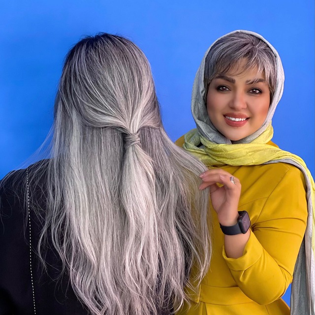 استاد هدیه صفائیان در کنار بانویی که استاد موهاشون را نقره ای رنگ کردند